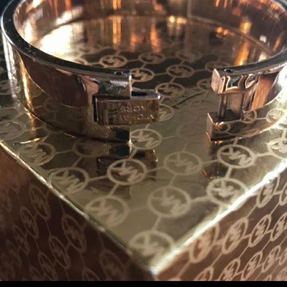 Michael Kors Rose Gold Cuff NWOT - Picture 4 of 8